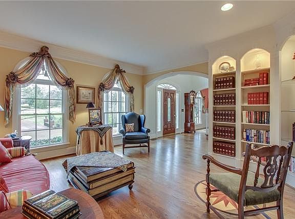 4th image of 401 Martingale Dr