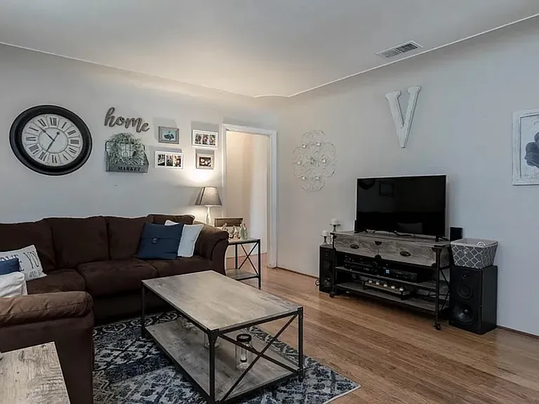 204 Oakshire Ave — Photo 1