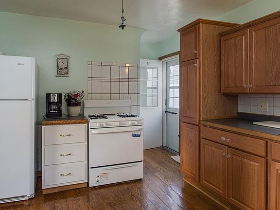 4th image of 1574 Meadowbrook Ave
