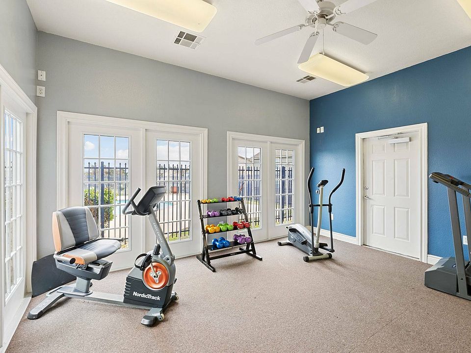 Modern gym facilities at Crescent Village Apartments in Elgin, TX