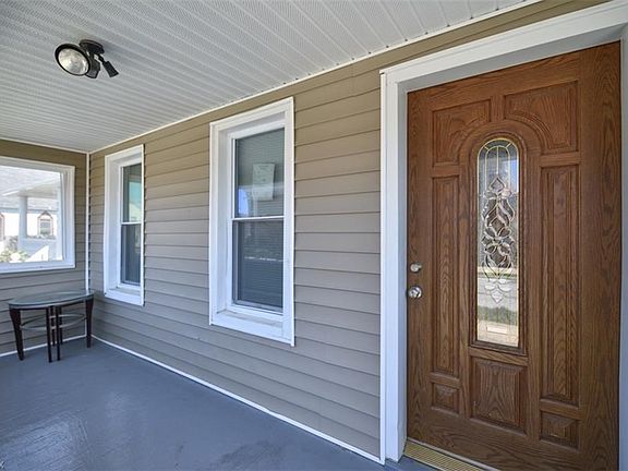 Cute covered porch!