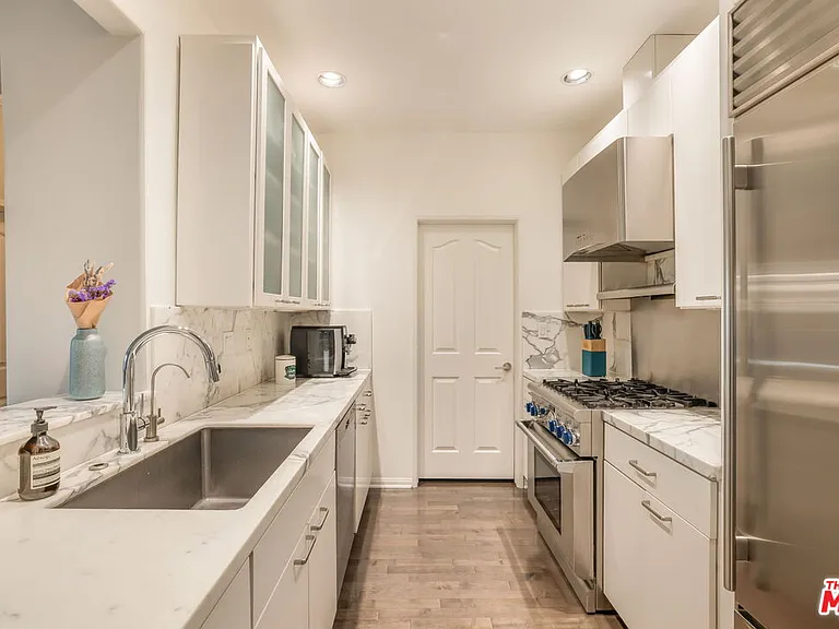 930 N Doheny Dr #103 — Photo 8