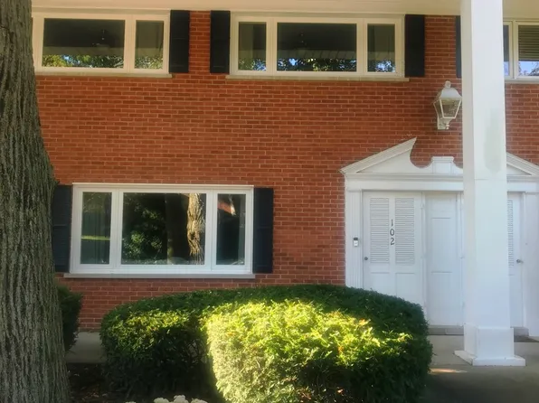 102 Chanticleer Ln, Hinsdale, IL 60521