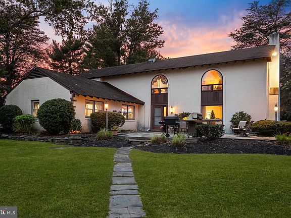 2nd image of 800 Plymouth Rd