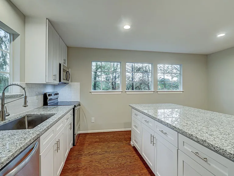 1401 Castle Ct — Photo 9