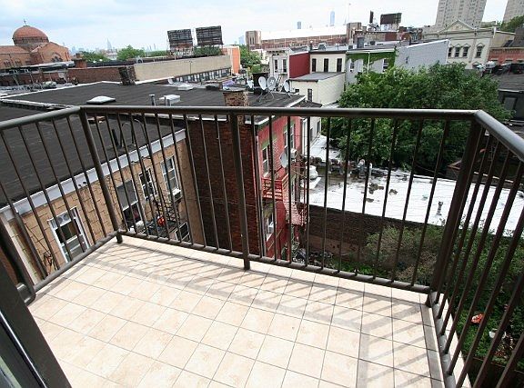 4th image of 769 Montgomery St #403
