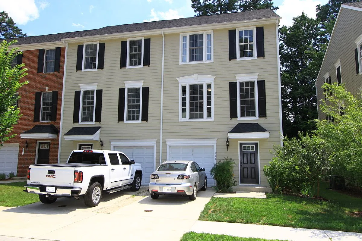 3 bed, 2.5 bath, 2338 sqft, $2,500 — Photo 1