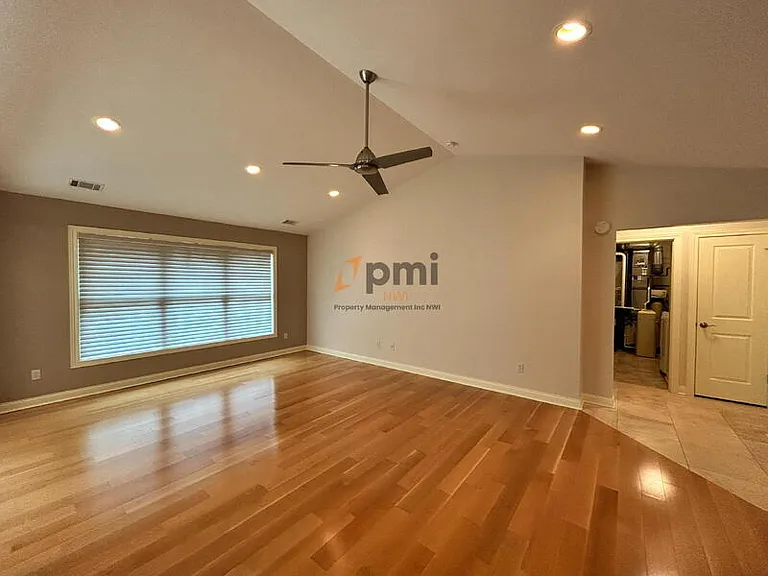 827 Veterans Ln — Photo 4