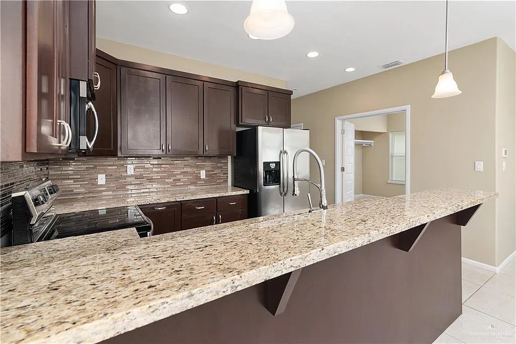 3 bed, 2.0 bath, 1210 sqft, $1,300 — Photo 4