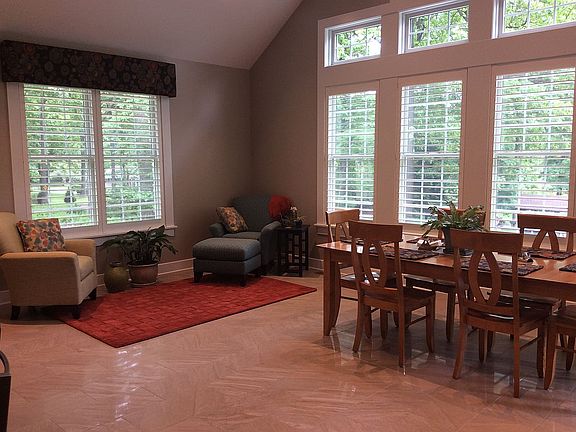 Breakfast nook/sitting area 