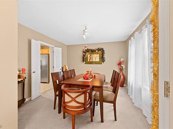 4th image of 36 Crestwood Cir