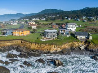 887 Lower Pacific Dr, Whitethorn, CA 95589