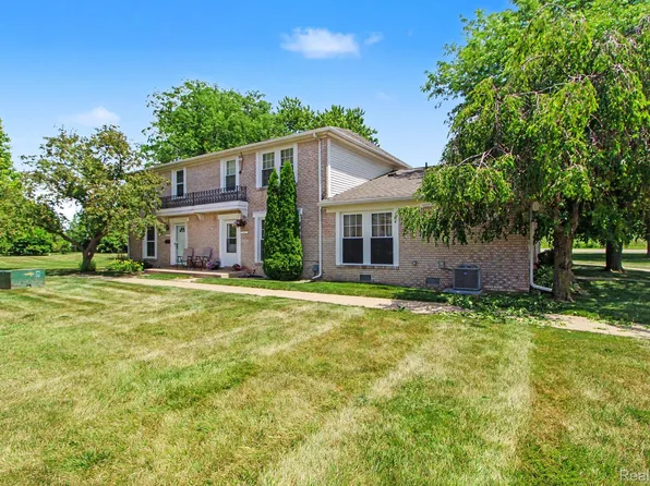 28427 Longmeadow Ln, Trenton, MI 48183