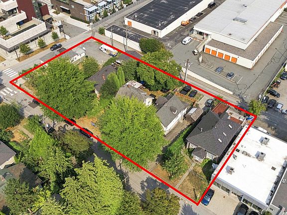 4th image of 452 Rousseau St