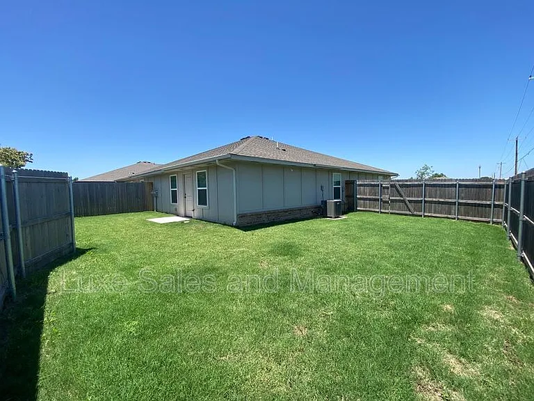 8000 NW 110th Dr — Photo 37