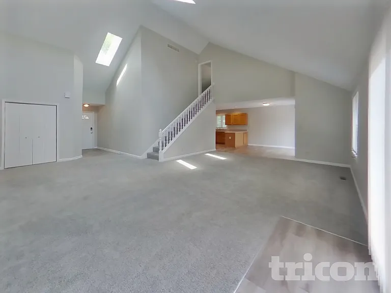 2003 Fairfax Dr — Photo 2