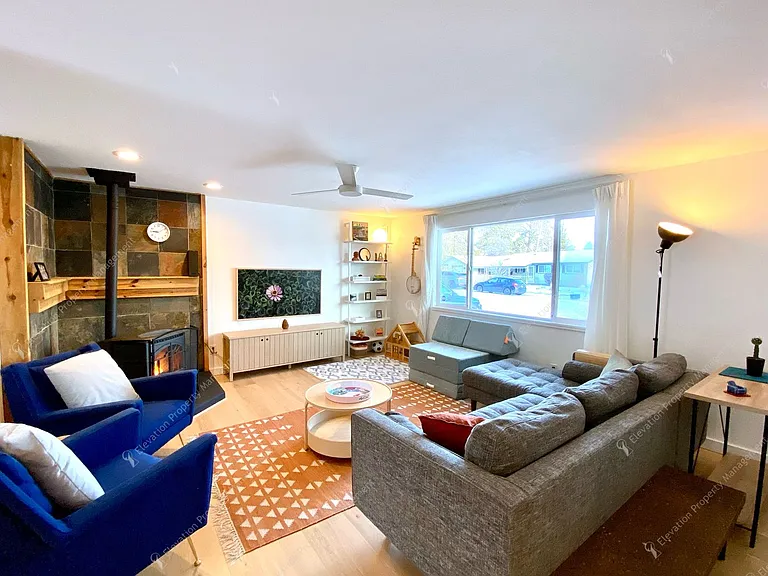 1213 NE Hollinshead Dr — Photo 3