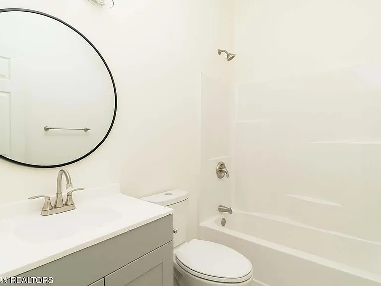 2642 Summit Ave NE — Photo 5
