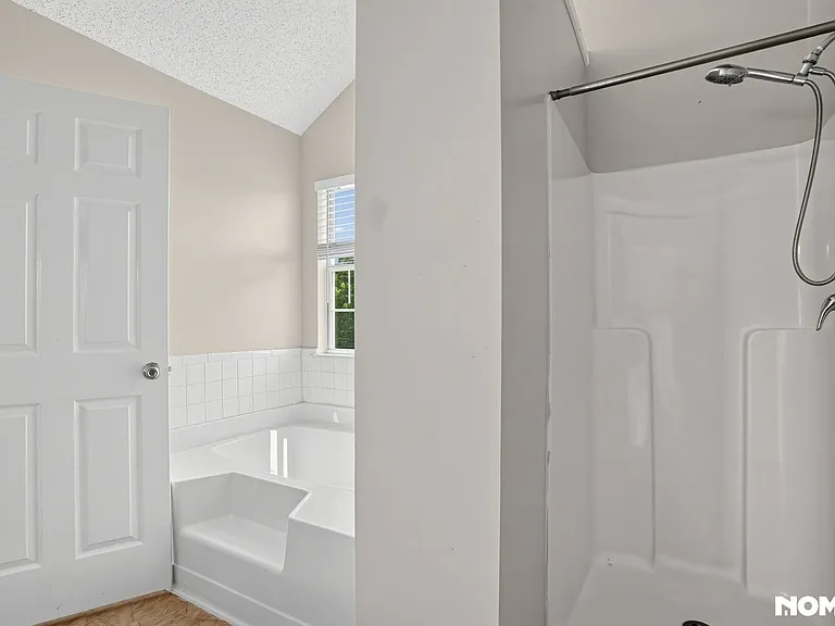 3693 Arminto Dr — Photo 32