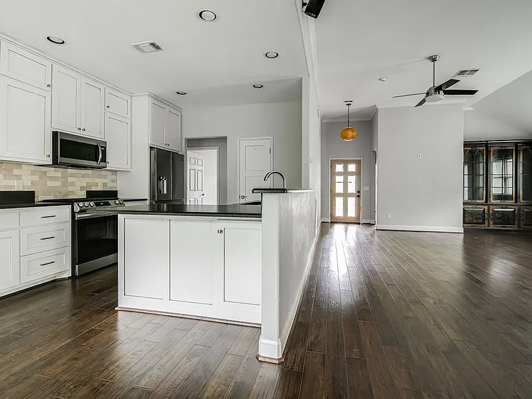 218 E Creekview Dr — Photo 8
