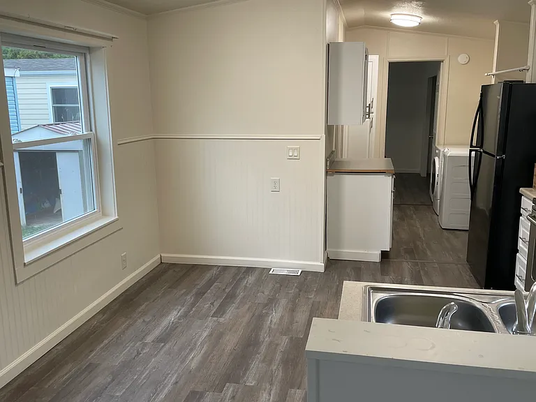 1303 E 6th St #16 — Photo 5