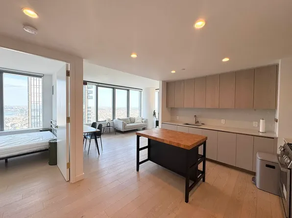 3 Court Sq APT 5203, Long Island City, NY 11101