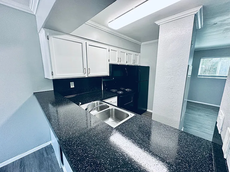 Awesome open Studio Apartments Close to Downtown — Photo 56