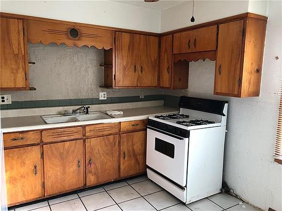 4th image of 3015 S Claremont Ave