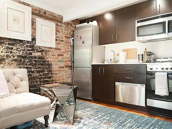 3rd image of 120 E 4th St APT 1g
