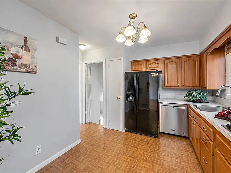 63 Susan Dr — Photo 11