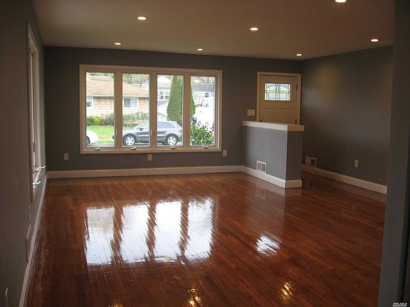 5th image of 931 Essex Ct