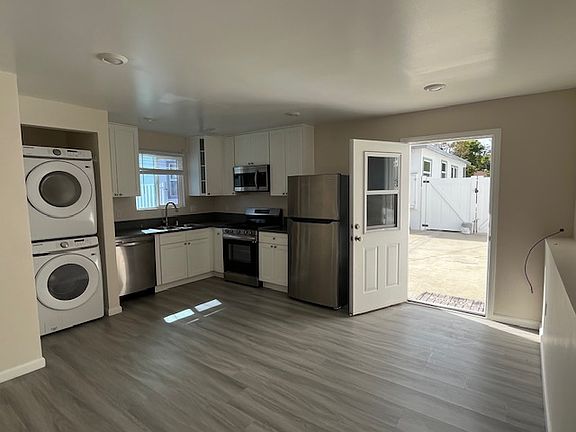 4th image of 14315 Collins St #1
