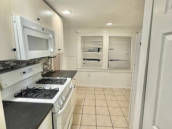 2nd image of 20 Park Rd #2