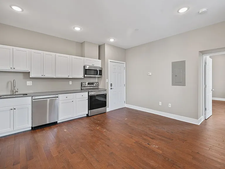 170 W Washington St — Photo 15