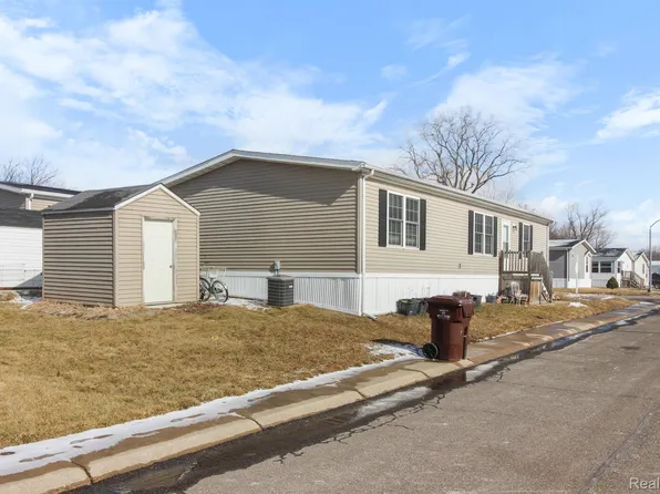 28958 Country Ln, Flat Rock, MI 48134