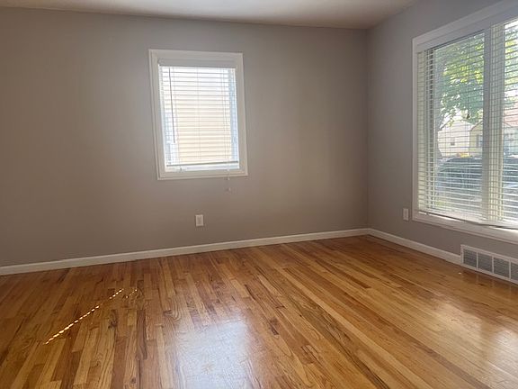 3rd image of 913 Amelia Ave