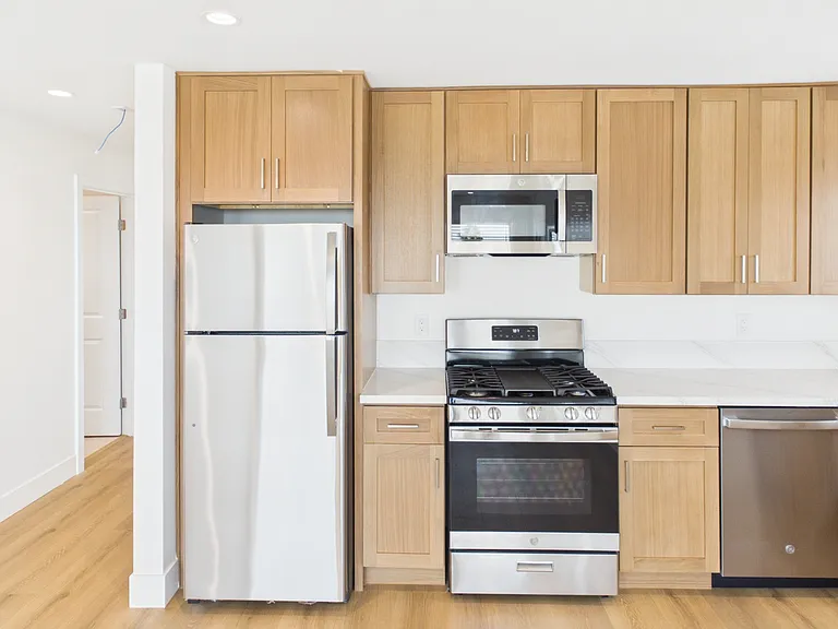 1126 W Redwood St — Photo 7