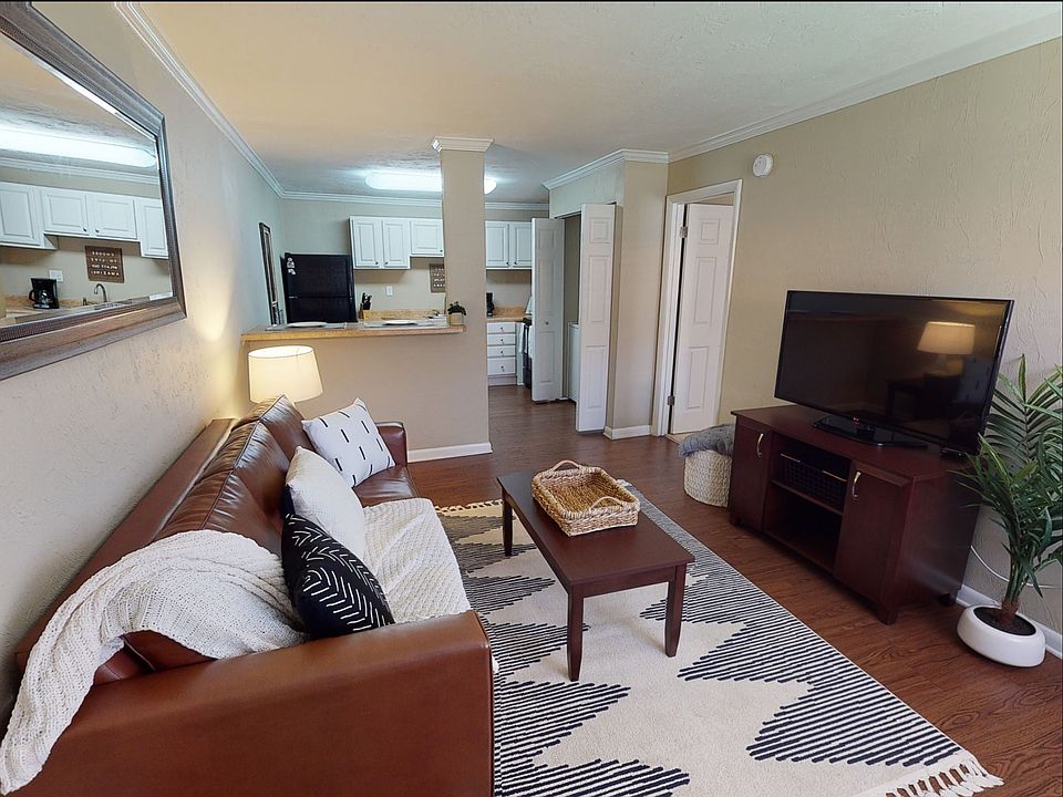 Enjoy the Spacious Common Area at Seminole Flatts _ Perfect for Relaxing