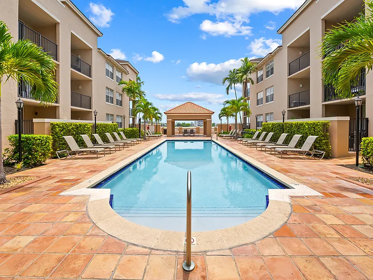 St. Tropez Apartments — Photo 19
