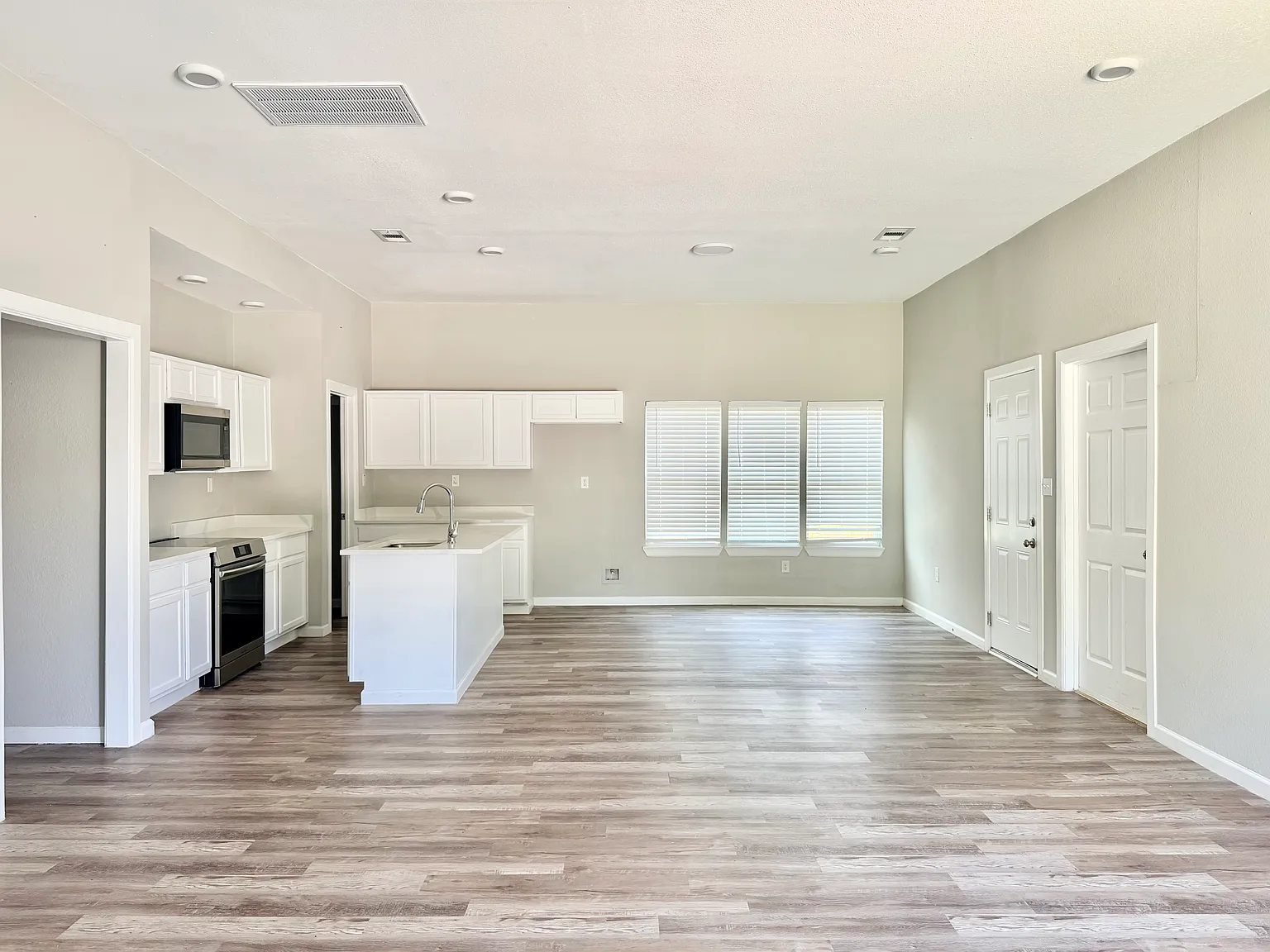 3 bed, 2.5 bath, 1942 sqft, $2,095 — Photo 2