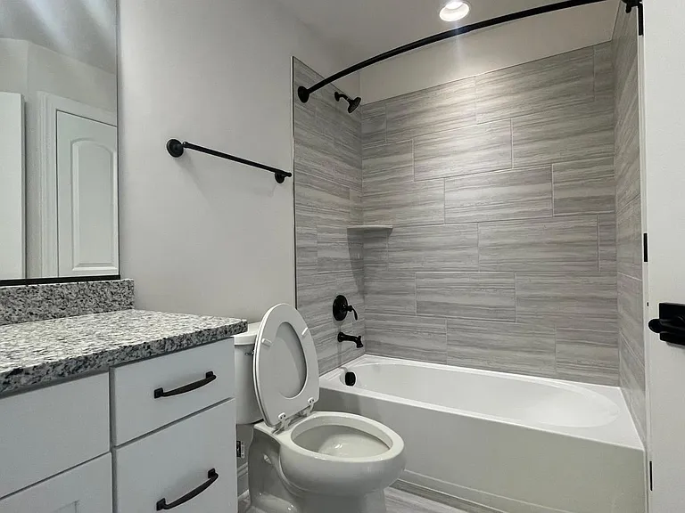 4006 Varick St — Photo 16