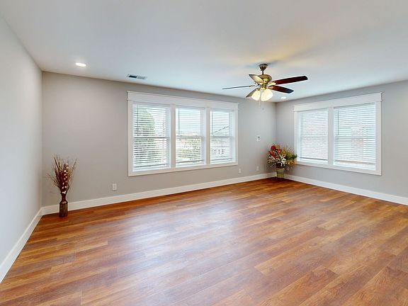 5th image of 1315 Forest Ave