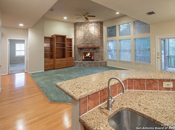 4th image of 634 Evergreen Ln