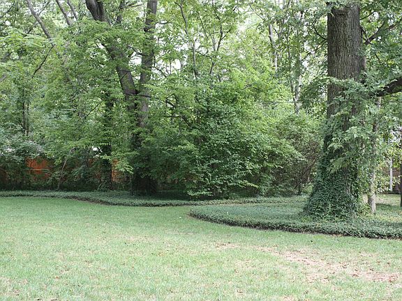 2nd image of 406 Colony Woods Dr