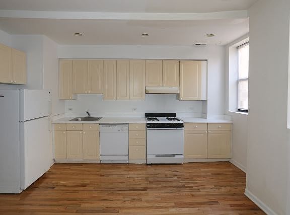 5th image of 917 W Dakin St APT 102
