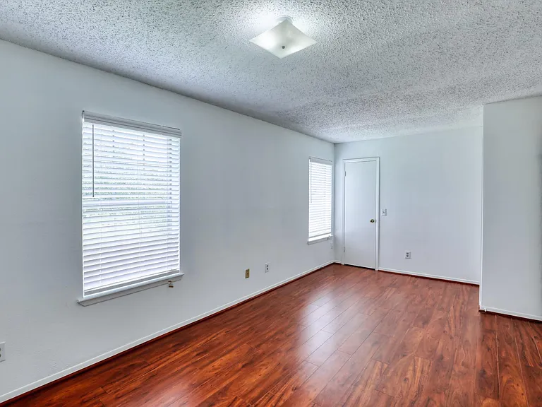 2931 Great Lakes Ave — Photo 6