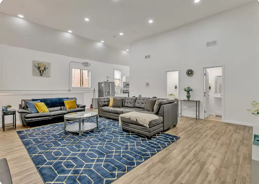 4 bed, 2.5 bath, 2800 sqft, $3,995 — Photo 1