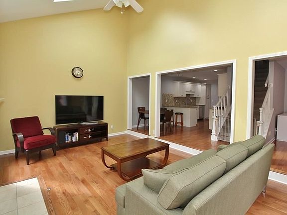 4th image of 25 Hunt Club Cir