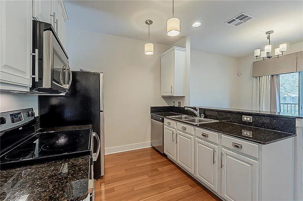 3 bed, 2.5 bath, 1376 sqft, $1,750 — Photo 4
