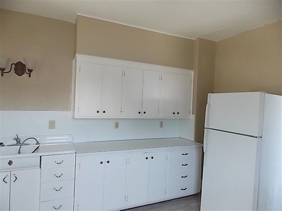 4th image of 307 N Ferry Dr